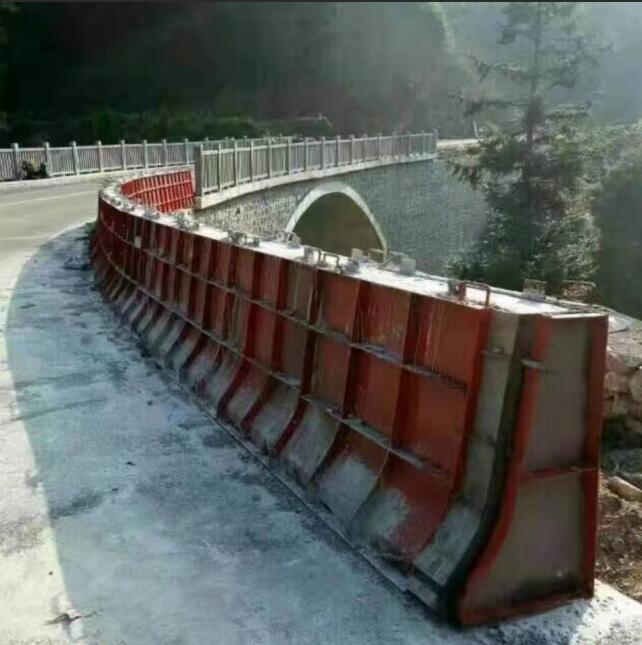 隔离墩冠亚中国.jpg